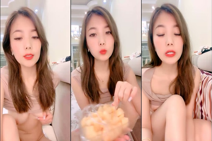 蓝色假屌地上骑坐，无毛骚穴，表情一脸淫荡，水声哗哗浪叫，双指扣入极品美腿