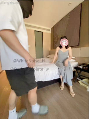 【骚妻单约 绿帽导演剪辑-完整版】我喜欢妻子出去单约的一个很大的原因是，性爱两个人的时候会更放得开，男方和女方都一样，所以我很喜欢妻子一个人打扮的花枝招展出去单约男