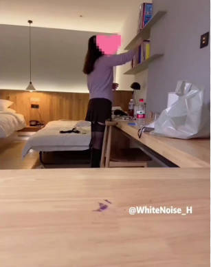 【老婆一边看书一边3p 绿帽导演剪辑完整版】为了想偷偷观察下老婆和单男会发生些什么，我提前把手机给架桌子上了，去洗手间抽根烟的功夫，老婆装作无聊的翻了翻书，其实内心满