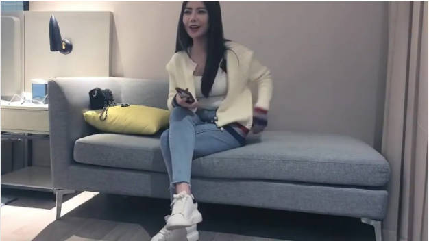 高颜大奶小姐姐 你这个怎么这么大吖 这个吊简直吊 老公我爽够了我错了 身材丰满被大鸡吧多姿势