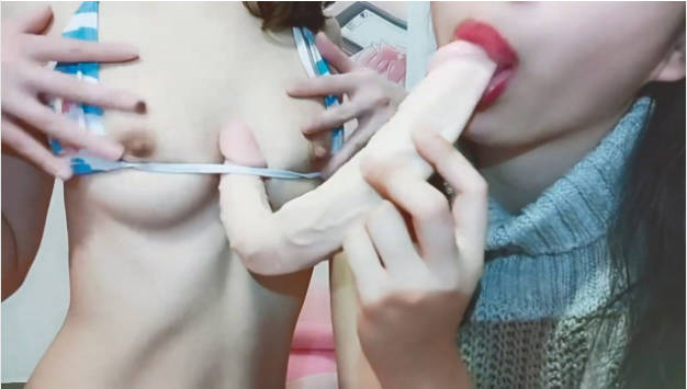 戴上假J8操死闺蜜这个小骚货，还是女人比较了解女人的点位，用双头龙互相使坏 看谁先受不了