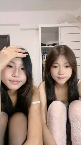 19清纯萝莉姐妹花，黑白丝袜诱惑，脱光光裸舞，一起掰穴特写，叠起来看，贫乳娇小身材