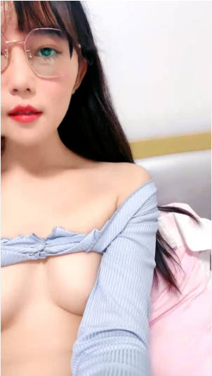 带眼镜的清纯小妹露脸镜头前赚生活费，白丝诱惑奶子很诱人，听狼友指挥揉奶玩逼，掰开撅着屁股给狼友看好骚