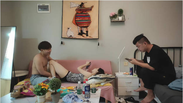 漂亮美眉 你真能干 身材苗条皮肤白皙 先聊聊天调调情 精神小哥看到漂亮妹子操的很起劲 妹子很体贴边操