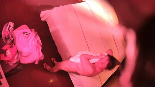 贵在真实，宾馆偸拍一对中年偸情男女开房激情造爱，天然巨乳美少妇太诱惑了，按着一对大奶猛输出，连续搞2回