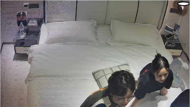 10-7新流出民宿酒店偷拍国庆假期组团一块旅游的大学生情侣同学走后眼镜男和逼毛茂盛的女友激情啪啪