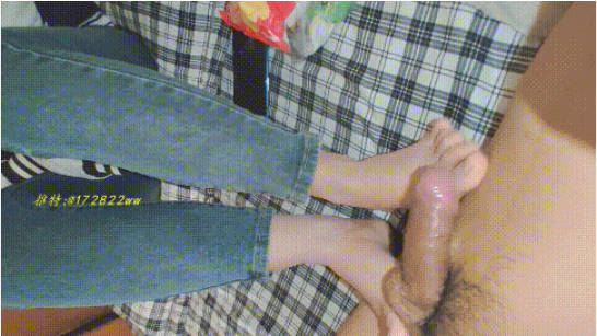 【嫩妹足交】颜值嫩妹玉足踩蛋，撸管，男主叫声享受，大量射精