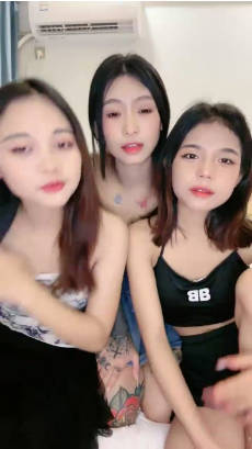 【广西三姐妹】三位小太妹，大纹身，大长腿，身子嫩，三女互摸，互插。太淫乱