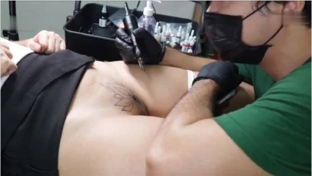 漂亮美眉 哥哥骚逼流白浆受不了 还是先给妹妹打一针吧 力度越强越好