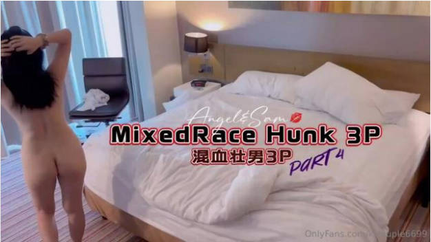 2024年10月新作， 换妻界的顶流，【爱玩夫妻】，两个男人，把老婆整个抱起！第一次被男人这样抱起来接吻