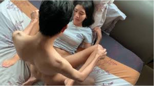 P站纯爱亚裔夫妇「bella」日常露脸性爱私拍 清晨醒来好想要，偷偷溜进表哥的房间把他吵醒诱惑他操我