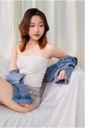 【自拍泄密】吉林反差女大学生与男友啪啪视频流出，女主被调教成母狗叼狗链道具自慰情趣白丝