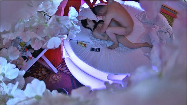 主题酒店上帝视角真实偸拍，颜值可以的姐妹花合资包了一间房专门接客用，服务不错，口活胸推按摩打炮很良心