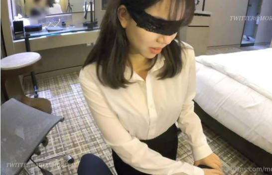 【11月无水印新品】推特S级网黄，剧情淫娃【moremore】付费福利，《淫乱秘书引诱男上司》