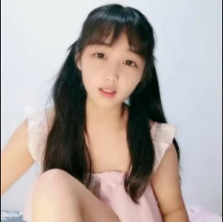 嬌小可愛OO後童顏小少婦,長相甜美,生完孩子久違低調復出,小茓多了壹絲滄桑