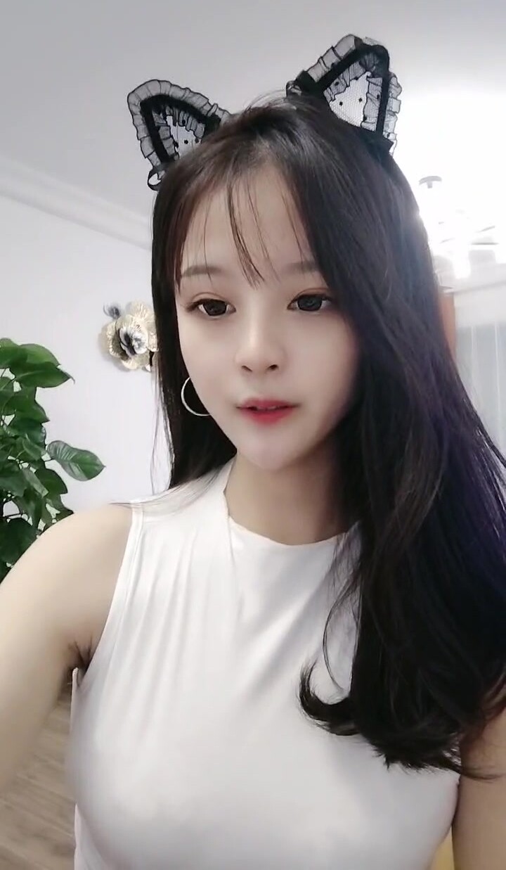 01年龙泽萝莉-和02年的闺蜜：互舔骚逼，大黑牛自慰，吸得一嘴淫水，咸死啦！