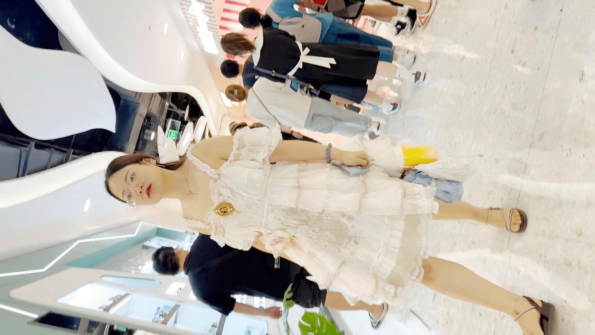 商城狂跟穿洛丽塔透明内闷骚眼镜妹,清晰可见的穴缝和黑毛馋死人